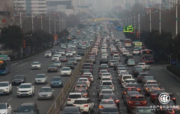 濟南機動(dòng)車(chē)逼近兩百萬(wàn)輛紅線(xiàn)或陷“癱瘓式擁堵”，購車(chē)熱不退