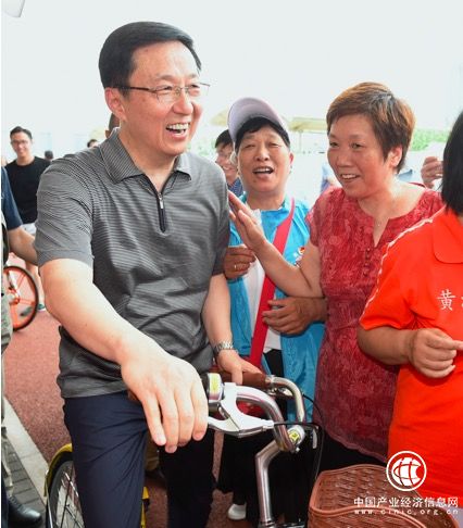 韓正騎共享單車(chē)照片刷屏，網(wǎng)友為啥喊“酷”