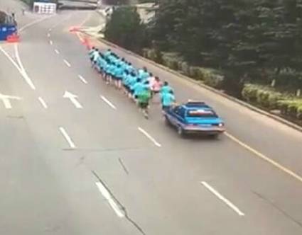 臨沂交警回應“出租車(chē)撞暴走團”：健跑隊與司機均存違法行為
