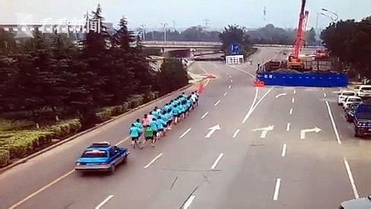 人民日報談“暴走團車(chē)禍”：別強化代際差異，是現實(shí)不完美