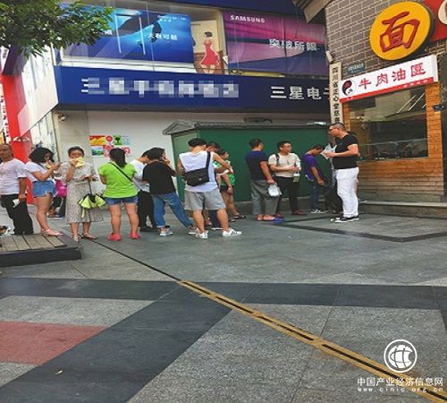 媒體蹲點(diǎn)成都一網(wǎng)紅餅店：將近十個(gè)托反復排假隊，有公司組織