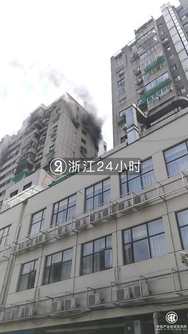 突發(fā)！浙江杭州慶春路一大廈16樓起火，有消防戰士中暑送醫
