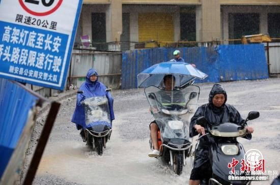 媽媽騎電動(dòng)車(chē)違規被查 自稱(chēng)沒(méi)錢(qián)要用倆娃抵罰款