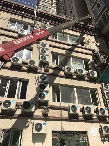 空調外機拆除工作進(jìn)行中。北京市消防局 供圖