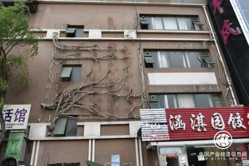 拆除空調外機后的墻面，仍可以依稀看到之前掛滿(mǎn)外機的痕跡。北京市消防局 供圖