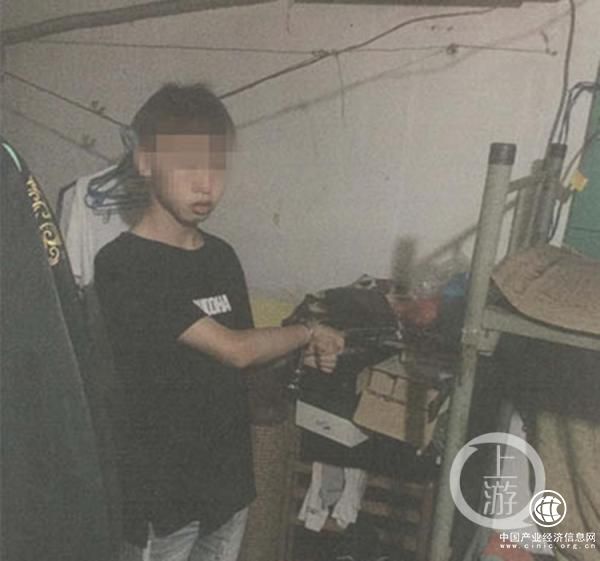 重慶一男子剛入職便盜竊同事工資，民警假扮快遞小哥將其抓獲