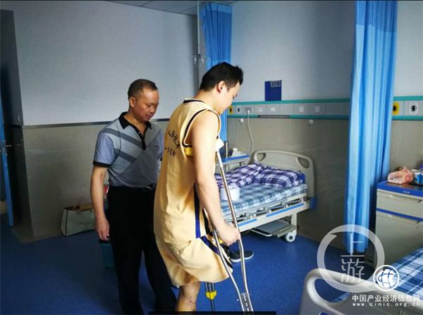 勇救橫穿鐵軌老人被截肢，重慶小伙徐前凱已能拄拐行走