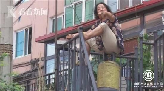 女子強占垃圾房10年 曾4次點(diǎn)煤氣