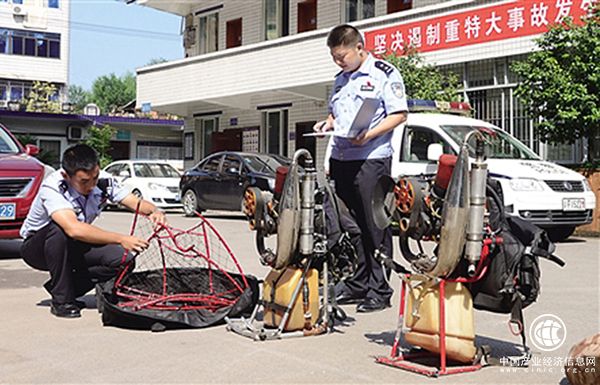 重慶兩男子駕組裝動(dòng)力傘搞商業(yè)宣傳，在機場(chǎng)禁區一落地就被抓