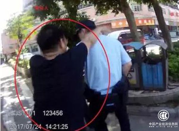 廣州一男子酒后因瑣事打人對民警動(dòng)粗，涉嫌妨害公務(wù)被刑拘