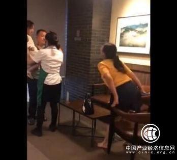 女子不顧公共形象，咖啡店內赤腳搭餐桌上