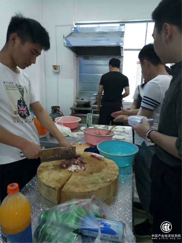 湖北大學(xué)大四生創(chuàng  )辦“共享廚房”：十元用一次，學(xué)校審核食材