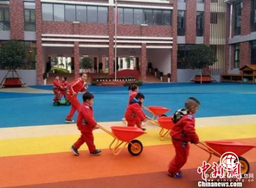 資料圖：貴州省遵義市實(shí)驗幼兒園第一分園的幼兒與教師在游戲中體驗建筑設計。黃蕾瑾 攝