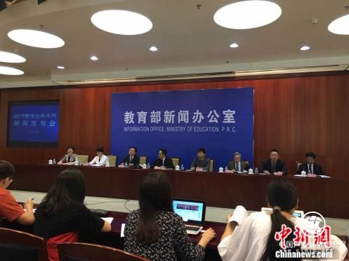 部編版三科教材注重國家主權教育，中小學(xué)涉及數十部法律法規 
