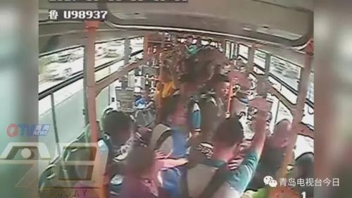 青島中年男公交車(chē)上未給老人讓座，卻踹打中學(xué)生指其讓座太慢 