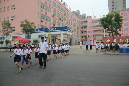 西安一小學(xué)申請“彈性離?！奔议L(cháng)需開(kāi)單位證明，教育局表示無(wú)需證明 