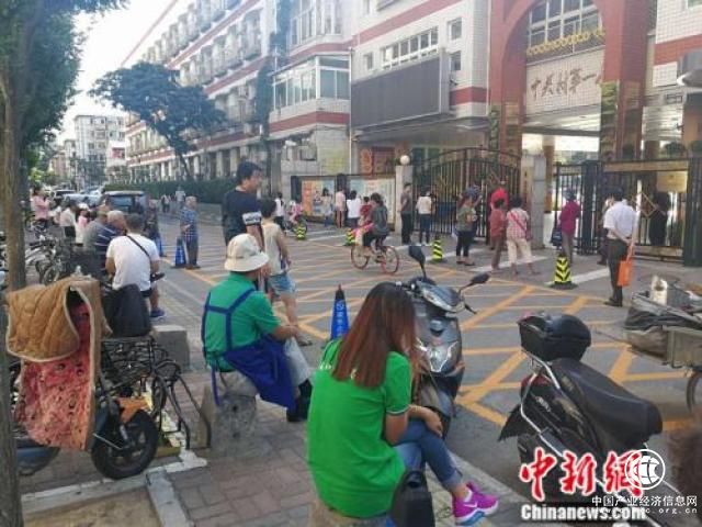 小學(xué)放學(xué)早家長(cháng)遇尷尬:請假不現實(shí)、放托管機構顧慮多