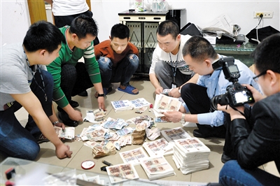 重慶一支隊長(cháng)帶領(lǐng)隊員盯梢半年，成功端掉假幣制售窩點(diǎn)