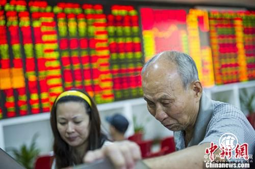 資料圖：股民在?？谝蛔C券營(yíng)業(yè)部查看大盤(pán)走勢。 駱云飛 攝