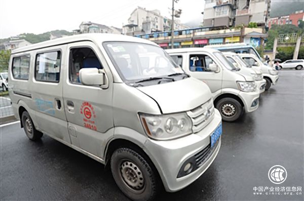 重慶一線(xiàn)路公交由面包車(chē)改造而成每輛限載8人，還裝有刷卡機