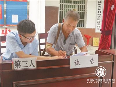 湖北英山“車(chē)載法庭”進(jìn)村：法官審理土地糾紛，還給村民普法