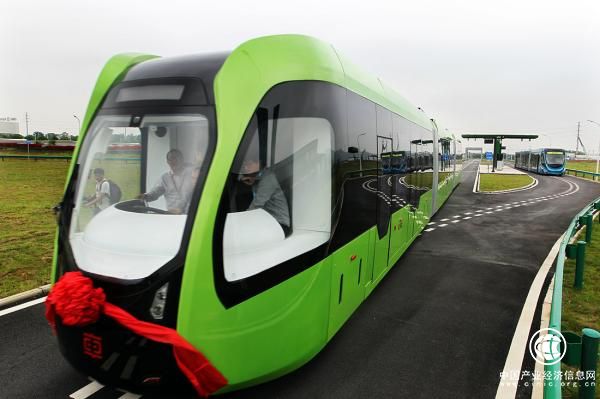 湖南株洲解密全球首列智軌列車(chē)：為何能一路綠燈，可自動(dòng)駕駛仍配司機