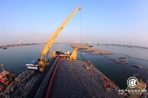我國大力整治長(cháng)江干線(xiàn)瓶頸航道 構建“水上高速公路”