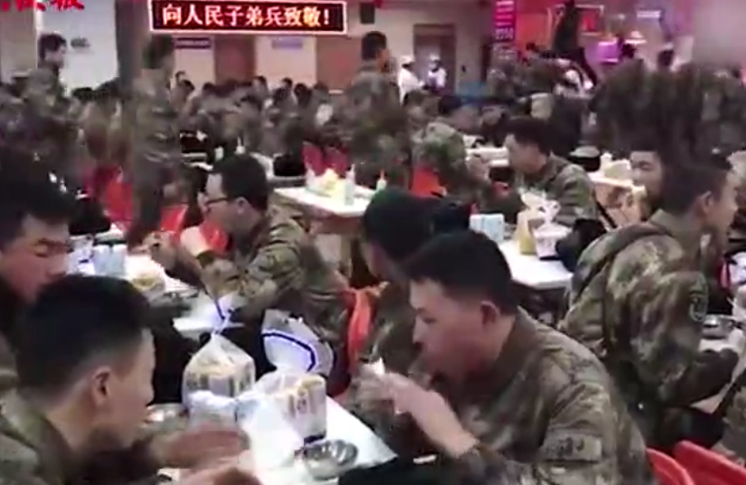 400掃雪戰士用餐 列隊離開(kāi)后一幕令人起敬