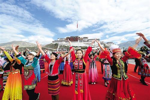 “日子越過(guò)越幸?！薄鞑卮頍嶙h民生改善