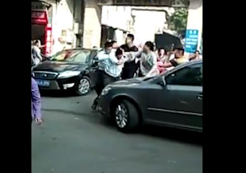百臺浙牌百萬(wàn)級豪車(chē)滯留江西 掮客跑路雙方當街打斗搶車(chē)