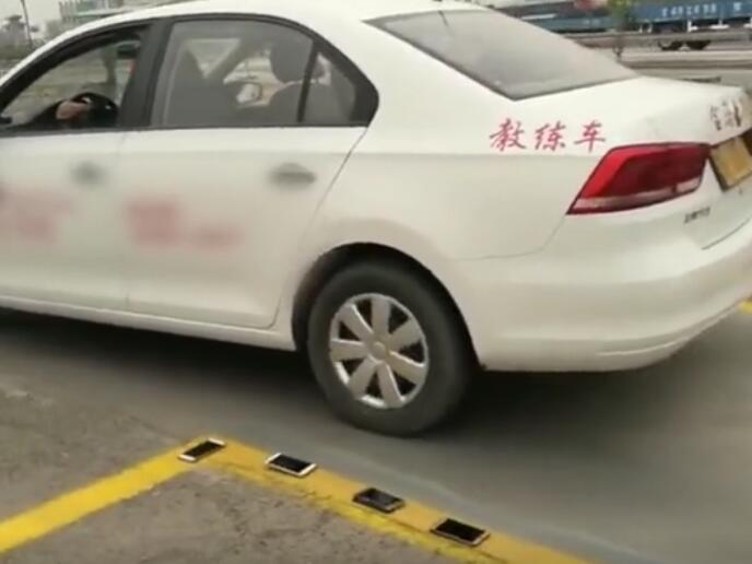 手機壓線(xiàn)練倒庫！學(xué)員：腿抖得不行
