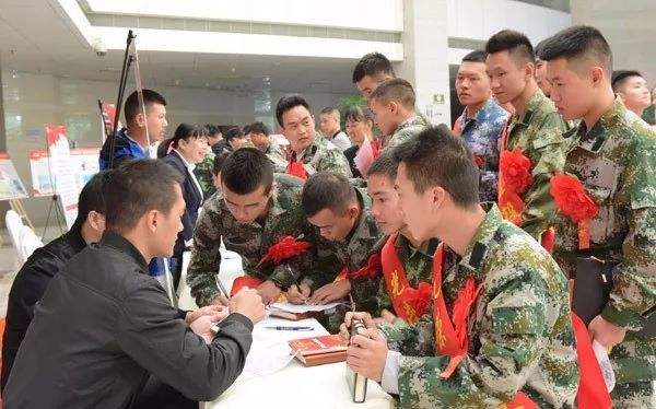 12部門(mén)聯(lián)合發(fā)文 堅持政策優(yōu)先大力扶持退役軍人就業(yè)創(chuàng  )業(yè)