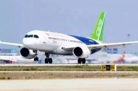 C919大型客機轉場(chǎng)南昌瑤湖機場(chǎng)試飛