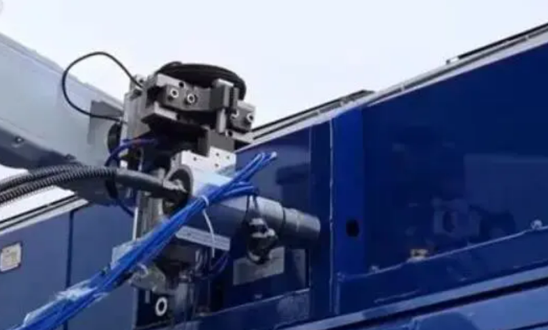 我國首個(gè)重載鐵路加氫站上崗機器人“員工”