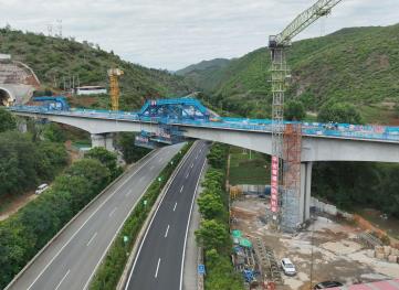 渝昆高鐵云南段首座跨高速公路連續梁順利合龍